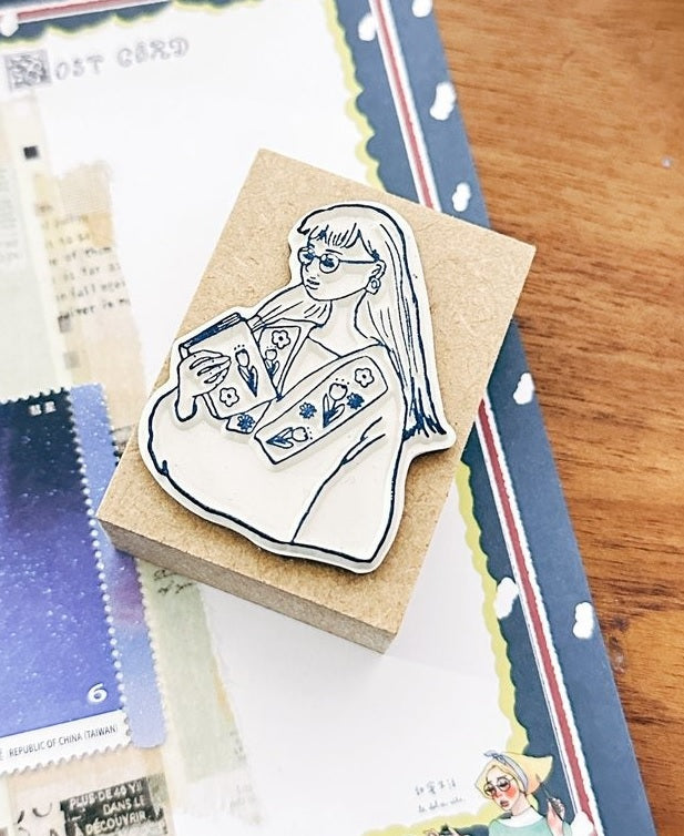 LA DOLCE VITA: Rubber Stamp - Dark Blue Flower Season Girl